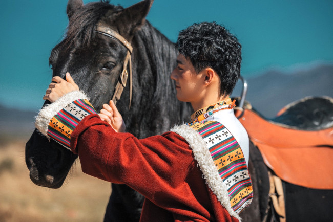 Обои картинки фото мужчины, wang zhuocheng, актер, наряд, лошадь