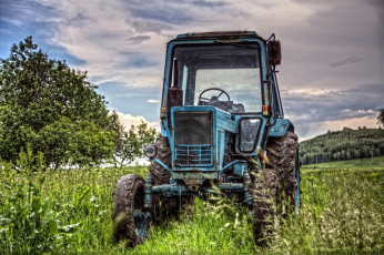 Картинка техника тракторы поле зелЁнаЯ растительность лес трава зелень трактор