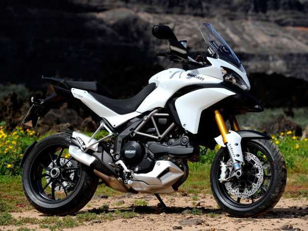 Обои картинки фото мотоциклы, ducati, спортивный, мотоцикл, белый