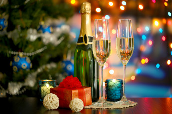 обоя праздничные, угощения, елка, подарок, бокалы, бутылка, свечи