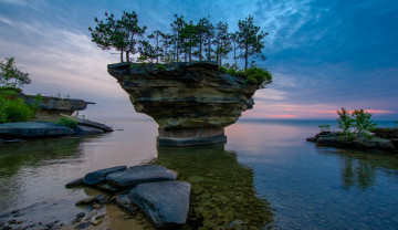 Картинка природа побережье тучи океан деревья скала камни бухта горизонт