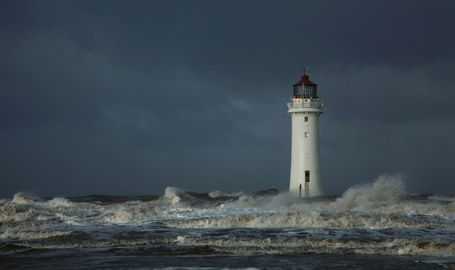 Обои картинки фото природа, маяки, сумрак, брызги, шторм, тучи, маяк, волны, океан
