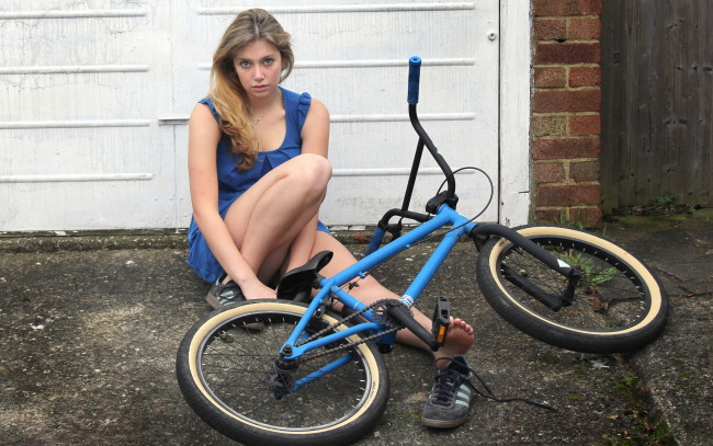 Обои картинки фото -Unsort Брюнетки Шатенки, девушки, unsort, брюнетки, шатенки, ситуация, велосипед, девушка