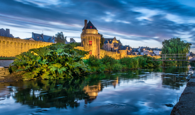 Обои картинки фото jardin & remparts de vannes,  bretagne,  france, города, замки франции, река, замок