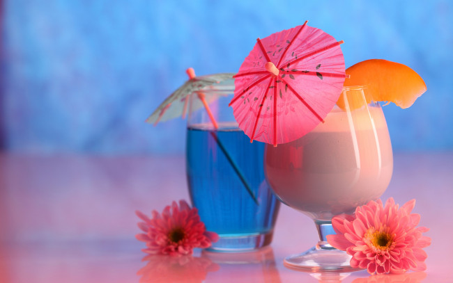 Обои картинки фото еда, напитки,  коктейль, цветы, зонтики, бокал, напиток, коктейль, стакан, боке, георгины