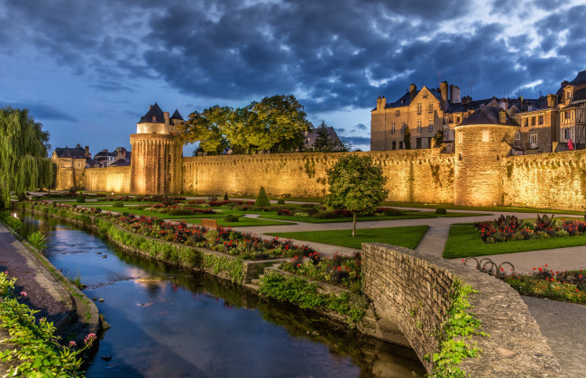 Обои картинки фото jardin & remparts de vannes,  bretagne,  france, города, замки франции, река, замок