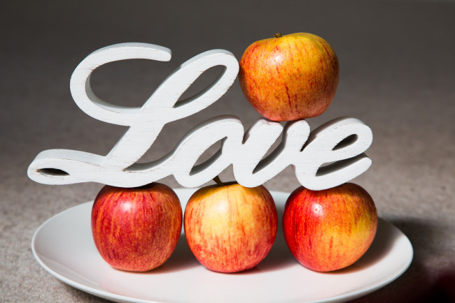 Обои картинки фото еда, Яблоки, фрукты, яблоки, love, тарелка