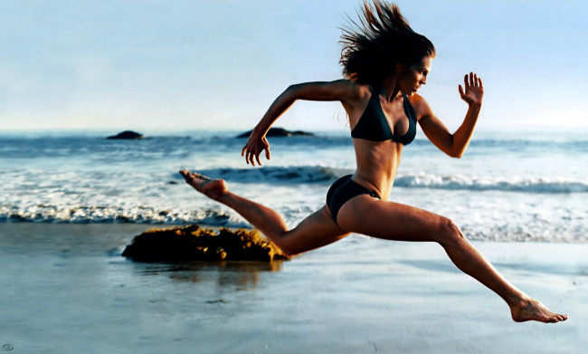 Обои картинки фото девушки, hilary swank, купальник, бег, берег, море, актриса, хилари, суонк