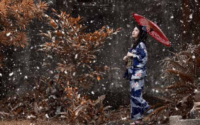 Обои картинки фото девушки, -unsort , азиатки, девушка, кимоно, азиатка, японка, зонтик, снег, настроение