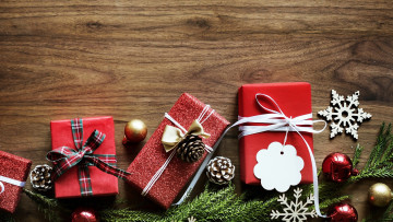 Картинка праздничные подарки+и+коробочки подарки шишки