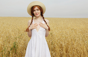 Картинка jia+lissa девушки пшеница красотка поза рыжеволосая модель девушка взгляд белый платье шляпа jia lissa