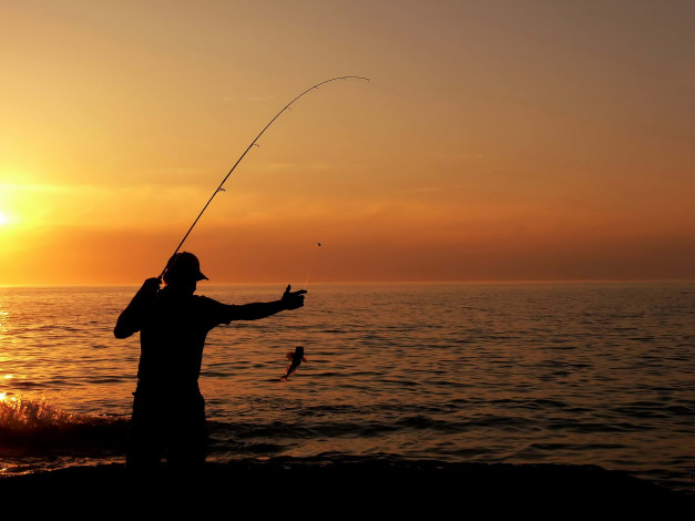 Обои картинки фото разное, рыбалка,  рыбаки,  улов,  снасти, мужчина, рыбак, рыба, удочка, море, закат