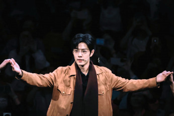 Картинка мужчины xiao+zhan актер очки куртка