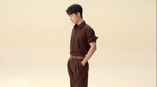 Обои картинки фото мужчины, xiao zhan, актер, рубашка, брюки, ремень