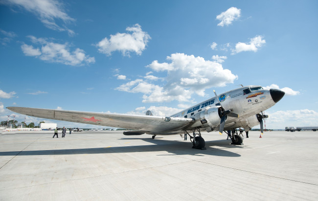 Обои картинки фото авиация, военно-транспортные самолёты, douglas, c47, алсиб, аэрoдрoм