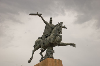 Картинка города памятники скульптуры арт объекты армения герои меч вардан мамиконян памятник ереван полководец святой воин