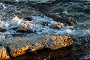 Картинка природа побережье волна вода прибой берег камни брызги пена