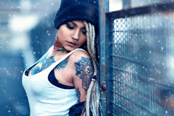 Картинка девушки alessandro+di+cicco дредды шапка татуировки топ пирсинг снег майка решетка felisja+piana