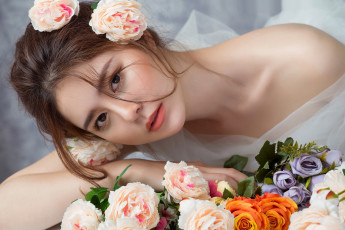 Картинка девушки -+азиатки розы