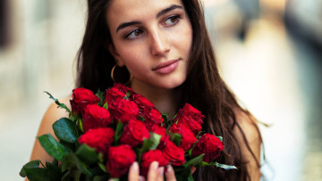 Картинка девушки -+брюнетки +шатенки брюнетка букет розы