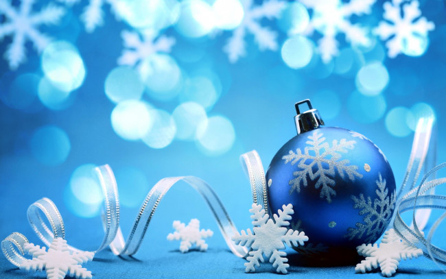 Обои картинки фото праздничные, украшения, шарик, лента, снежинки, блики
