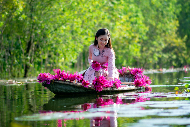 Обои картинки фото девушки, - азиатки, пруд, лодка, азиатка, лотосы