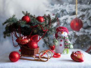 Картинка праздничные фигурки елка снеговик санки украшения