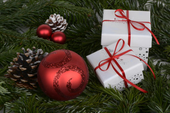 Картинка праздничные подарки+и+коробочки ёлка шарики шишки подарки