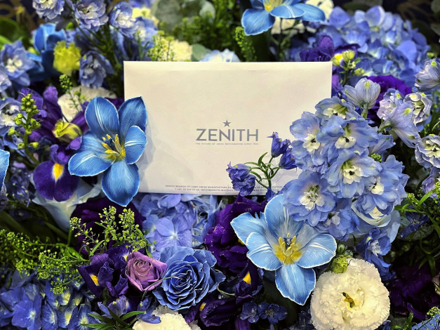 Обои картинки фото бренды, zenith, конверт, цветы, букет