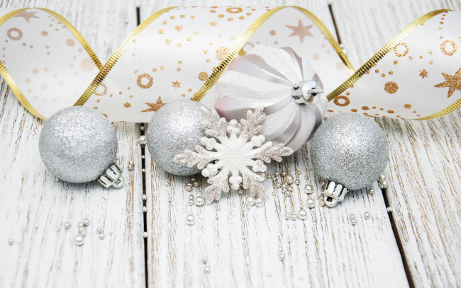 Обои картинки фото праздничные, - разное , новый год, серебряные, новогодние, шары, с, новым, годом, новогодний, фон, снежинка, белый, блестками, елочные
