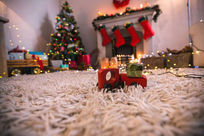 Обои картинки фото праздничные, новогодний очаг, комната, новогодние, игрушки, елка, камин, гирлянда, носок