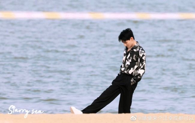 Обои картинки фото мужчины, wang zhuocheng, актер, рубашка, море, берег