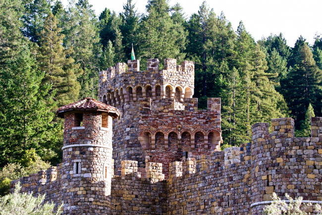 Обои картинки фото castello, di, amorosa, california, города, исторические, архитектурные, памятники, башни, лес