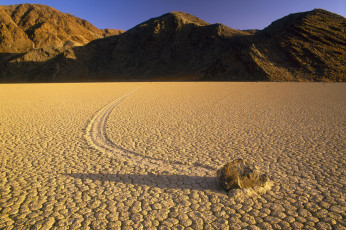 Картинка природа пустыни холмы камень след пустыня долина смерти