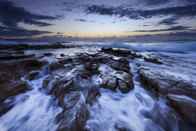 Обои картинки фото природа, побережье, сумрак, океан, тучи, брызги, камни, волны