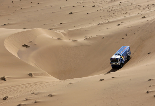 Обои картинки фото спорт, авторалли, дюны, пустыня, песок, dakar, rally, камаз, грузовик
