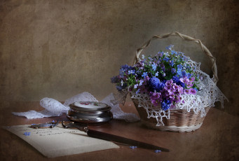 Картинка цветы букеты +композиции незабудки гиацинты корзинка перо натюрморт
