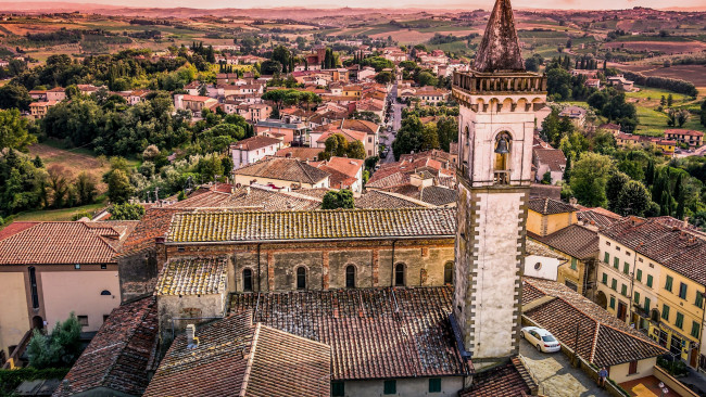 Обои картинки фото vinci,  tuscany,  italy, города, - панорамы, tuscany, italy, church, of, santa, croce, винчи, тоскана, италия, церковь, санта-кроче, здания, крыши, панорама