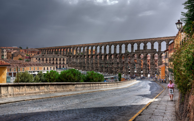 Обои картинки фото segovia,  spain, города, - исторические,  архитектурные памятники, spain, roman, aqueduct, сеговия, испания, римский, акведук, дорога, улица, здания