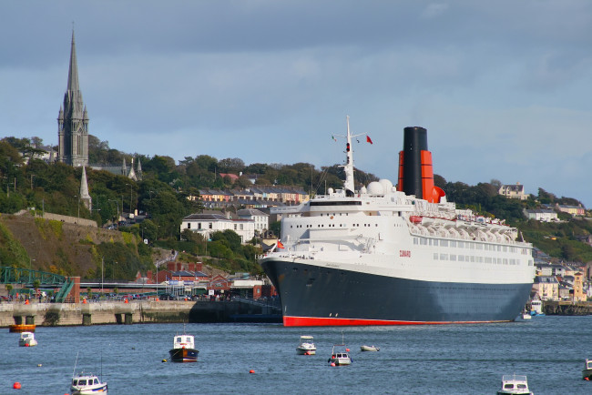 Обои картинки фото queen elizabeth 2, корабли, лайнеры, queen, elizabeth, 2, cobh, ireland, ков, ирландия, порт, причал, лайнер