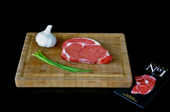Картинка еда мясные+блюда доска мясо овощи