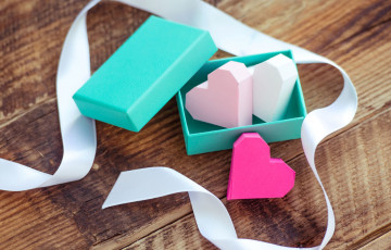 Картинка праздничные день+святого+валентина +сердечки +любовь сердечки сердце бумажные бумага коробка коробочка подарок любовь лента атласная