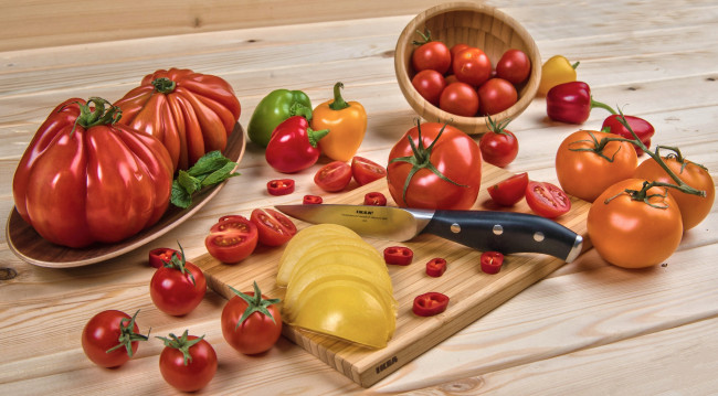 Обои картинки фото еда, помидоры, томаты, доска, нож