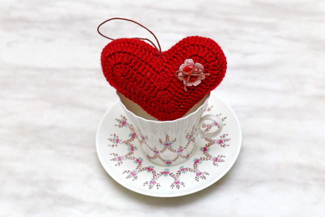 Обои картинки фото праздничные, день святого валентина,  сердечки,  любовь, сердечко, блюдце, чашка, вязаное