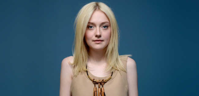 Обои картинки фото девушки, dakota fanning, лицо, блондинка, актриса, ожерелье, топ