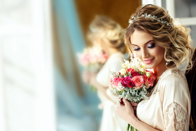 Обои картинки фото девушки, -unsort , невесты, диадема, букет, блондинка, улыбка