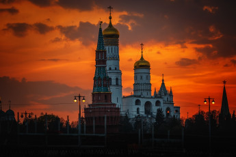 обоя города, москва , россия, вечер, фонари, москва, храм, кремль, архитектура, колокольня, ивана, великого, закат, зодчество