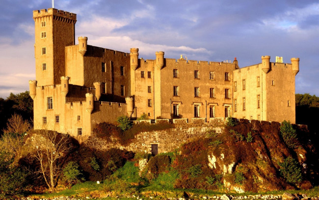 Обои картинки фото dunvegan castle, города, - дворцы,  замки,  крепости, замок, деревья