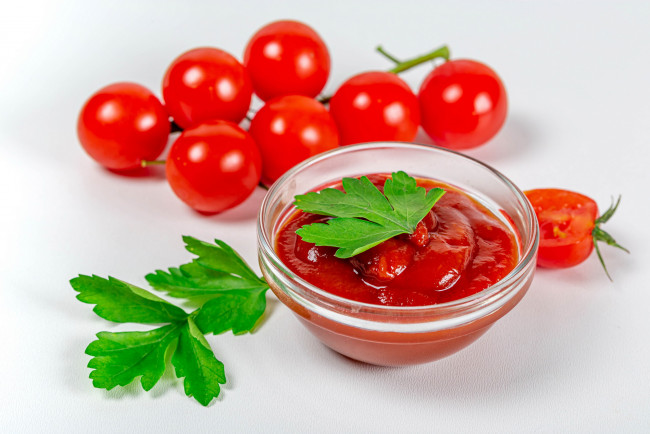 Обои картинки фото еда, помидоры, петрушка, соус, томатный