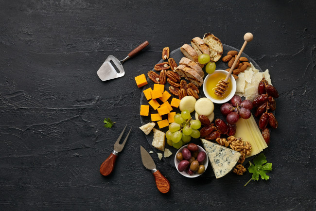 Обои картинки фото еда, разное, оливки, сыр, виноград, финики, мед